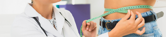 Fotografía de un médico explicando a un paciente cómo prevenir el síndrome metabólico mediante cambios en estilo de vida