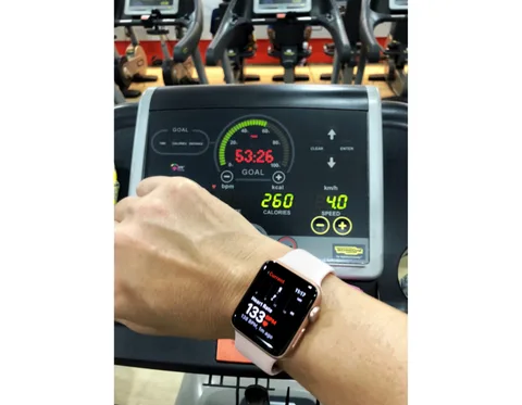 Diversos dispositivos tecnológicos como un Apple Watch pueden ayudarte a monitorear los signos vitales