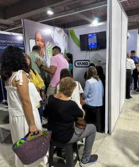 Profesionales mostrando cómo utilizar los dispositivos de YANO