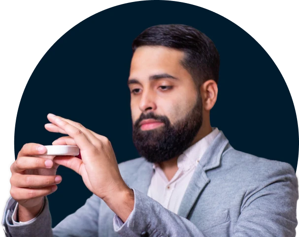 Hombre utilizando el dispositivo multiparámetros YANO