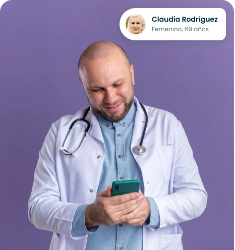 Profesional sanitario revisando datos de un paciente