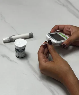 Paso a paso del uso de un glucómetro y tiras reactivas para medir glucosa en sangre.